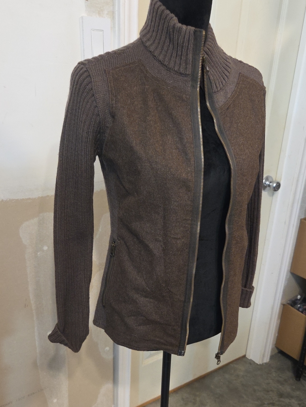 Kuhl Zip-Front Women's Merino Wool  Knit-Sleeve Cardigan in Brown Zip Pockets